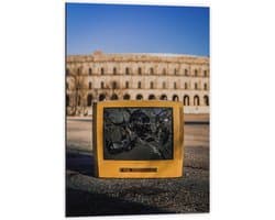 Dibond - Kapotte Gele Televisie  - 60x90cm Foto op Aluminium (Met Ophangsysteem)