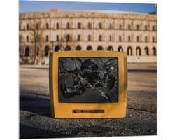 Acrylglas - Kapotte Gele Televisie  - 80x80cm Foto op Acrylglas (Met Ophangsysteem)