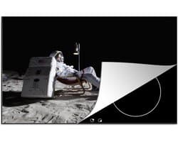 KitchenYeah® Inductie beschermer 77x51 cm - Astronaut - Maan - Televisie - Kookplaataccessoires - Afdekplaat voor kookplaat - Inductiebeschermer - Inductiemat - Inductieplaat mat