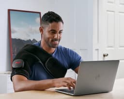 Hyperice Venom 2 Shoulder Left Warmtemassageband Zwart – Linkerschouder Massageband met Warmte & Vibratie – 3 Warmtestanden – Bluetooth App – Draadloos — thumbnail 2