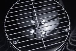 Weber Smokey Joe® Premium - Ø 37 cm Grillrooster - Houtskoolbarbecue - Smoke Grey - Tuck-N-Carry Dekselvergrendeling - Gesloten ketel voor asopvang - Ventilatierooster in deksel - Stabiel frame met 3 poten - Draagbeugel — thumbnail 5