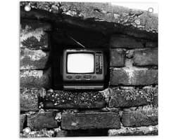 Tuinposter – Ouderwetse Televisie in de Muur (Zwart-wit) - 50x50 cm Foto op Tuinposter (wanddecoratie voor buiten en binnen)