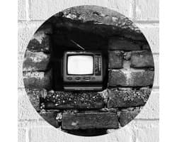 Muursticker Cirkel - Ouderwetse Televisie in de Muur (Zwart-wit) - 30x30 cm Foto op Muursticker