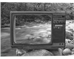 Vlag - Oude Vintage Televisie met Doorkijk op Rivier (Zwart-wit) - 40x30 cm Foto op Polyester Vlag