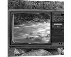 Dibond - Oude Vintage Televisie met Doorkijk op Rivier (Zwart-wit) - 80x80 cm Foto op Aluminium (Met Ophangsysteem)