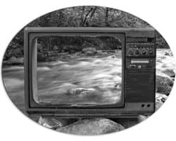 Dibond Ovaal - Oude Vintage Televisie met Doorkijk op Rivier (Zwart-wit) - 96x72 cm Foto op Ovaal (Met Ophangsysteem)