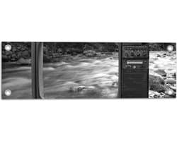 Tuinposter – Oude Vintage Televisie met Doorkijk op Rivier (Zwart-wit) - 60x20 cm Foto op Tuinposter (wanddecoratie voor buiten en binnen)