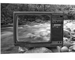 PVC Schuimplaat- Oude Vintage Televisie met Doorkijk op Rivier (Zwart-wit) - 105x70 cm Foto op PVC Schuimplaat