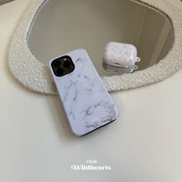 xoxo Wildhearts hoesje geschikt voor Airpods 1/2 - Marble White Lies - Ook als telefoonhoesje verkrijgbaar - schokbestendige case geschikt voor Airpod 1 en 2 - koptelefoon case - Beschermhoes met marmerprint - marmer look - wit — thumbnail 2