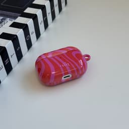 xoxo Wildhearts hoesje geschikt voor AirPods 3 - Berry Much - Glossy - Ook als telefoonhoesje verkrijgbaar - schokbestendige case - koptelefoon hoesje - Glimmend - Beschermhoes met golvende print - golven - Rood - Roze — thumbnail 2