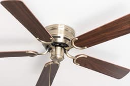 Plattegrondventilator 105 cm Antiek Messing met Omkeerbare Houten Bladen - Laag Profiel en Stille Motor — thumbnail 3
