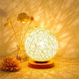 Rieten Bal Nachtlamp Slaapkamer - Warm Geel Licht - Verstelbaar Helderheid - USB Oplaadbaar - Houten Stand - OmgevingslampLE17 — thumbnail 2