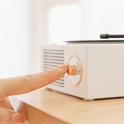 Deze retro-klassieke witte Bluetooth-speaker heeft een schattig platenspelerontwerp en is daarmee een perfect cadeau voor meisjes. Hij beschikt over een verbeterde bas en een luid volume. — thumbnail 5