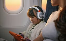 JBL Junior 470NC - Draadloze Kinderkoptelefoon - Bluetooth - Noise Cancelling - Veilig Volume <85 dB - Over-ear - 50 uur batterij - Met Microfoon - JBL Headphones-app - Voor Tablet & School - Blauw — thumbnail 3