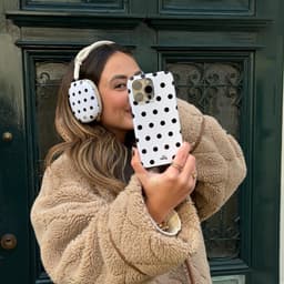 xoxo Wildhearts hoesje geschikt voor AirPods Max (2) - Polka Dots (Wit) - Ook als telefoonhoesje verkrijgbaar - schokbestendige case - koptelefoonhoesje - Beschermhoes met stippenpatroon - Wit met zwart stippen — thumbnail 5