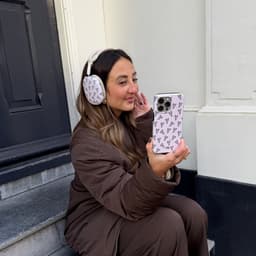 xoxo Wildhearts hoesje geschikt voor AirPods Max (2) - All Yours - Glossy - Ook als telefoonhoesje verkrijgbaar - schokbestendige case - koptelefoon hoesje - Glimmend - Beschermhoes met hartjesprint - hartjes - Beige - Zwart — thumbnail 3