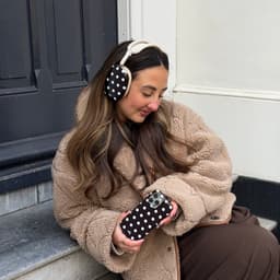xoxo Wildhearts hoesje geschikt voor AirPods Max (2) - Polka Dots (Zwart) - Ook als telefoonhoesje verkrijgbaar - schokbestendige case - koptelefoonhoesje - Beschermhoes met stippenpatroon - Zwart met witte stippen — thumbnail 2