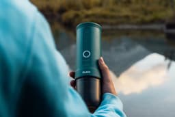 Outin - Draagbare Elektrische Espressomachine | Koffiezet apparaat voor Onderweg | Capsules & Gemalen Koffie | Portable Espresso Machine | Snelle Waterverwarming | 20 bar | Draagbare Koffiemachine | Reis & Camping Koffiezetapparaat | 12 volt — thumbnail 5