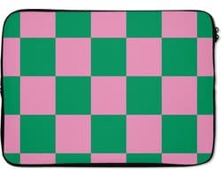 Laptophoes 14 inch - Schaakbord patroon - Groen - Roze - Blokjes - Laptop sleeve - Binnenmaat 33x23 cm - Zwarte achterkant