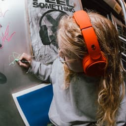 Skullcandy Crusher 720 Draadloze Koptelefoon - Speciale basdrivers - 65 uur batterij - Snelladen - Stay-Aware Modus - Plasma — thumbnail 5