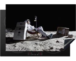 KitchenYeah® Inductie beschermer 76x51.5 cm - Astronaut - Maan - Televisie - Kookplaataccessoires - Afdekplaat voor kookplaat - Inductiebeschermer - Inductiemat - Inductieplaat mat