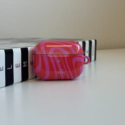 xoxo Wildhearts hoesje geschikt voor AirPods 3 - Berry Much - Glossy - Ook als telefoonhoesje verkrijgbaar - schokbestendige case - koptelefoon hoesje - Glimmend - Beschermhoes met golvende print - golven - Rood - Roze — thumbnail 4
