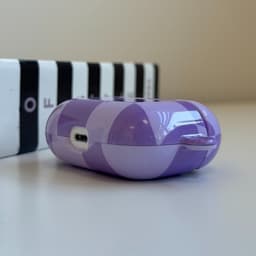 xoxo Wildhearts hoesje geschikt voor AirPods 1 / 2 - Violet Vibes - Glossy - Ook als telefoonhoesje verkrijgbaar - schokbestendige case - koptelefoon hoesje - Glimmend - Beschermhoes met golvende blokjes - Golven - Paars — thumbnail 3