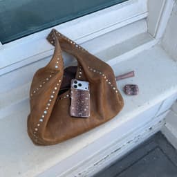 xoxo Wildhearts hoesje geschikt voor AirPods 4 - Bambi Bliss - Ook als telefoonhoesje verkrijgbaar - schokbestendige case - koptelefoonhoes - Hoesje met dierenprint - Hert - Bruin — thumbnail 3