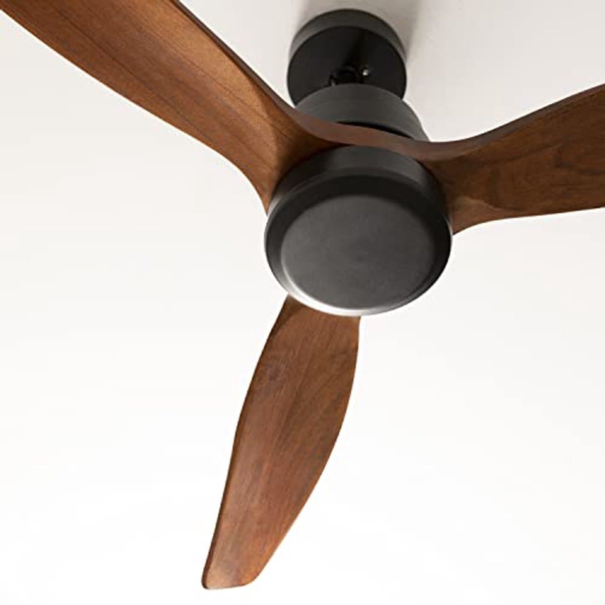 Zwarte Plafondventilator met Donkerhouten Vleugels, 132 cm, 6 Snelheden, Stil, Timer en Afstandsbediening — afbeelding 1