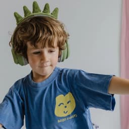 KIDYWOLF KIDYEARS Kinder Koptelefoon Dino – 85dB, Bluetooth & Jack, Opvouwbaar, Magnetische Oortjes, 4+ — thumbnail 4