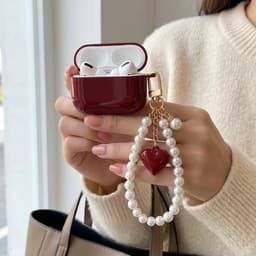 Wijnrood glanzend hoesje voor oordopjes dames met parel polsband en hart hanger geschikt voor AirPods 4 hardcase met goudkleurige clip — thumbnail 4