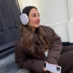 xoxo Wildhearts hoesje geschikt voor AirPods Max (2) - All Yours - Glossy - Ook als telefoonhoesje verkrijgbaar - schokbestendige case - koptelefoon hoesje - Glimmend - Beschermhoes met hartjesprint - hartjes - Beige - Zwart — thumbnail 5
