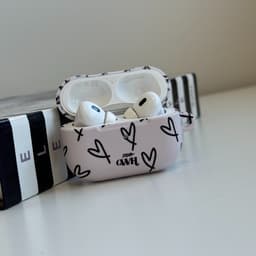 xoxo Wildhearts hoesje geschikt voor AirPods Pro - All Yours - Matte - Ook als telefoonhoesje verkrijgbaar - schokbestendige case - koptelefoon hoesje - Mat - Beschermhoes met hartjesprint - hartjes - Beige - Zwart — thumbnail 3