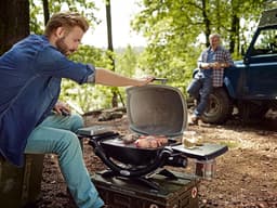 asbarbecue 49,6 x 130,6 x 36,9 cm Weber Q2000 Titanium – Draagbare Buiten BBQ met Gietijzeren Rooster, 8500 BTU, Traploze Temperatuurregeling – HomebyNicole — thumbnail 2