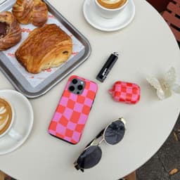 xoxo Wildhearts hoesje geschikt voor Airpods 1/2 - Drunk In Love - Ook als telefoonhoesje verkrijgbaar - schokbestendige case geschikt voor Airpod 1 en 2 - koptelefoon case - Beschermhoes met print - golvende blokjes - roze / rood — thumbnail 2