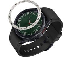 kwmobile Beschermende Ring geschikt voor Samsung Galaxy Watch 6 Classic 47mm Fitness Tracker - Bezel Ring voor smartwatch - Beschermring voor smartwatch in zilver / zwart.