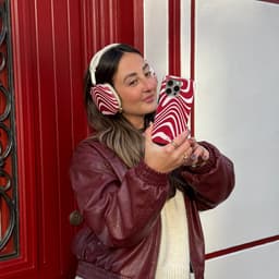 xoxo Wildhearts hoesje geschikt voor AirPods Max (2) - Boogie Wonderland Red - Ook als telefoonhoesje verkrijgbaar - schokbestendige case - koptelefoonhoes - Beschermhoes met met golvende print - golven - rood — thumbnail 3