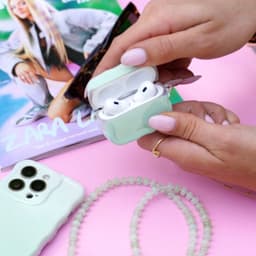 xoxo Wildhearts hoesje geschikt voor AirPods Pro 3 - Sage Sorbet - Ook als telefoonhoesje verkrijgbaar - Schokbestendige wavy case - Koptelefoonhoesje - Beschermhoes met golvend design - Groen — thumbnail 3