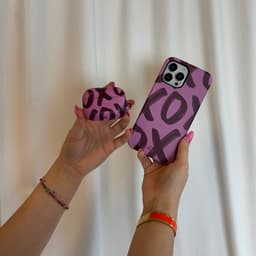 xoxo Wildhearts hoesje geschikt voor Airpods Pro 1 / Pro 2 - Can't Talk Now Pink - Ook als telefoonhoesje verkrijgbaar - schokbestendige case geschikt voor Airpod Pro (2) - koptelefoon case - Beschermhoes met tekst opdruk - print - roze / paars — thumbnail 2