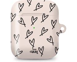 xoxo Wildhearts hoesje geschikt voor AirPods 1 / 2 - All Yours - Glossy - Ook als telefoonhoesje verkrijgbaar - schokbestendige case - koptelefoon hoesje - Glimmend - Beschermhoes met hartjesprint - hartjes - Beige - Zwart