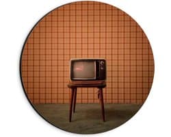 Dibond Wandcirkel - Oude Televisie op Krukje voor Oranje Muur - 20x20cm Foto op Aluminium Wandcirkel (met ophangsysteem)