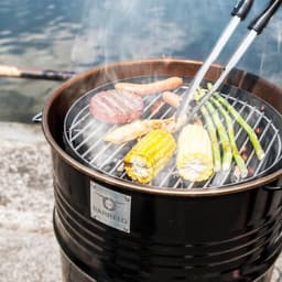 BarrelQ Small - Houtskoolbarbecue - Zwart Staal - Ø40x58 cm - 60L Olievat - Vuurkorf & Bijzettafel in 1 - Inclusief Beschermhoes — thumbnail 4
