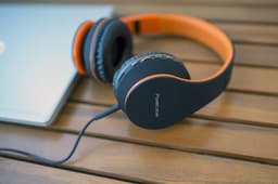 PowerLocus P1 Bluetooth Koptelefoon – Draadloos – Over Ear – Met Microfoon – Inklapbaar - incl. Hoes – Oranje — thumbnail 3
