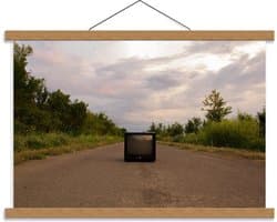 Schoolplaat – Oude Televisie op de Weg  - 60x40cm Foto op Textielposter (Wanddecoratie op Schoolplaat)
