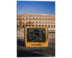 Dibond - Kapotte Gele Televisie  - 40x60cm Foto op Aluminium (Met Ophangsysteem)