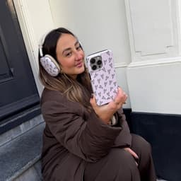 xoxo Wildhearts hoesje geschikt voor AirPods Max (2) - All Yours - Glossy - Ook als telefoonhoesje verkrijgbaar - schokbestendige case - koptelefoon hoesje - Glimmend - Beschermhoes met hartjesprint - hartjes - Beige - Zwart — thumbnail 2