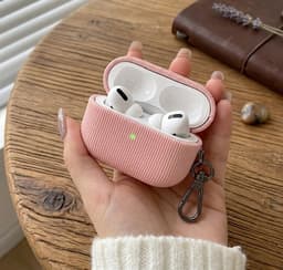 Luxe geribd hoesje voor oordopjes – Vertical Stripe design met sleutelhaak, geschikt voor AirPods Pro 2 (Roze) — thumbnail 2