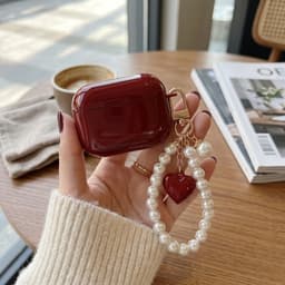 Wijnrood glanzend hoesje voor oordopjes dames met parel polsband en hart hanger geschikt voor AirPods Pro 2 hardcase met goudkleurige clip — thumbnail 5