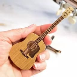 Houten Gitaar Plectrumdoos – Uniek Cadeau voor Gitaristen – Gitaarvormig Bewaardoosje – 12cm – Houtkleur — thumbnail 3
