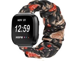 Textiel Smartwatch bandje - Geschikt voor Fitbit Versa / Versa 2 scrunchie bandje - bloemen - Strap-it Horlogeband / Polsband / Armband